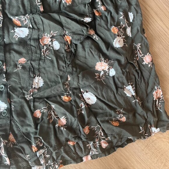 ** Torrid Flutter Sleeve Blouse Green Floral Size 2 - Picture 3 of 9